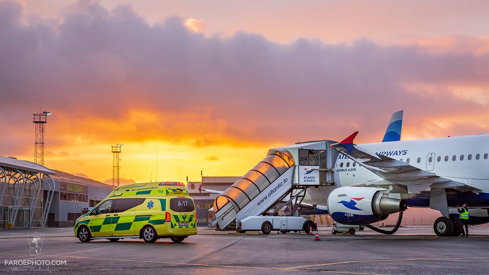 Landssjúkrahúsið - National Hospital of the Faroe Islands, Visit Faroe Islands и Atlantic Airways в Vágar Airport..jpg